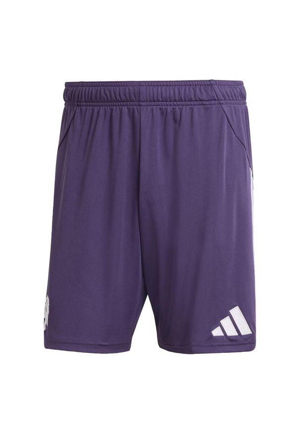 Adidas - Szorty wyjazdowe Manchester United 25/26. Kolor: fioletowy. Sport: piłka nożna