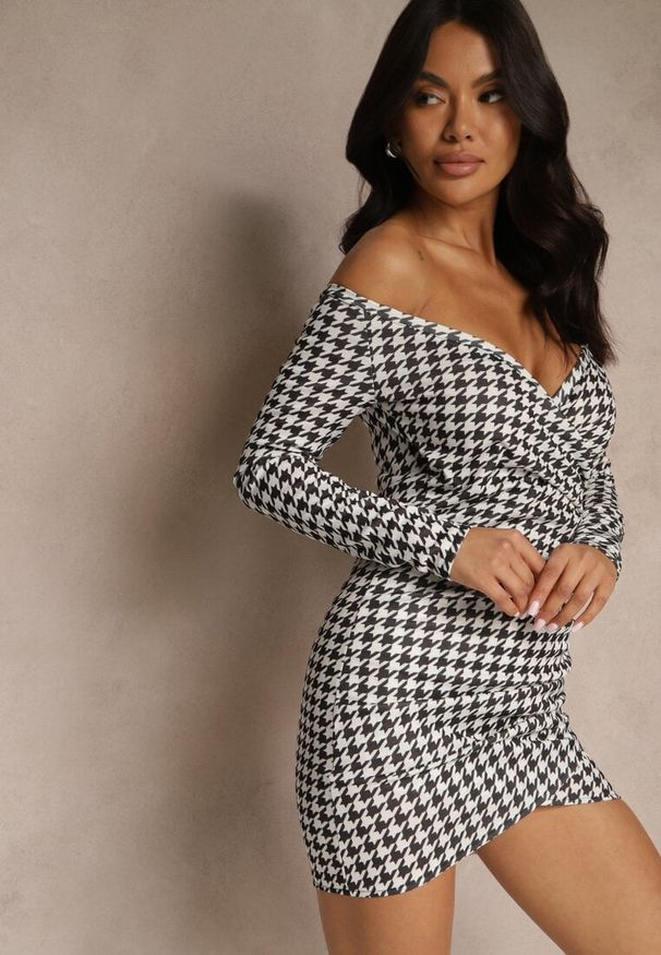 Renee - Czarna Kopertowa Sukienka ze Wzorem Pepitki Novolira. Okazja: na co dzień. Kolor: czarny. Typ sukienki: kopertowe. Styl: elegancki, klasyczny, casual