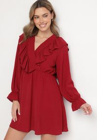 Born2be - Bordowa Rozkloszowana Sukienka o Kopertowym Kroju z Falbankami Celonara. Okazja: na imprezę. Typ kołnierza: kołnierz z falbankami. Kolor: czerwony. Typ sukienki: kopertowe. Styl: elegancki #6