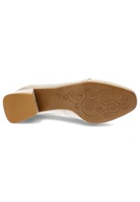 Beżowe Czółenka Maciejka Damskie Eleganckie Obuwie. Zapięcie: bez zapięcia. Kolor: beżowy. Materiał: dzianina, skóra. Szerokość cholewki: normalna. Obcas: na obcasie. Styl: elegancki. Wysokość obcasa: średni #3