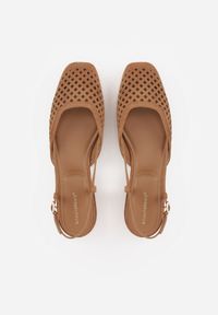 Born2be - Brązowe Ażurowe Sandały z Paskiem z Klamerką i Kwadratowym Noskiem Veradisa. Okazja: na co dzień, na spotkanie biznesowe, do pracy. Zapięcie: pasek. Kolor: brązowy. Materiał: jeans. Wzór: ażurowy. Styl: casual, biznesowy, elegancki #3