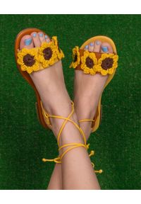 ELINA LINARDAKI - Żółte sandały I Create My Own Sunshine. Okazja: na plażę. Kolor: żółty. Materiał: materiał. Wzór: kwiaty. Sezon: lato