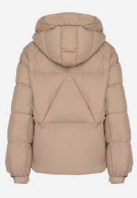 Born2be - Beżowa Pikowana Kurtka Puffer z Kapturem i Kieszonką przy Rękawie Galieana. Okazja: na spacer. Typ kołnierza: kaptur. Kolor: beżowy. Materiał: jeans, dzianina. Styl: sportowy, elegancki #3