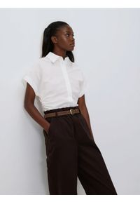 Reserved - Spodnie chino z paskiem - ciemnobrązowy. Kolor: brązowy. Materiał: tkanina, bawełna. Styl: klasyczny