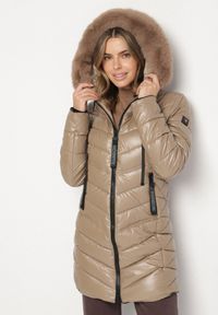 Born2be - Brązowa Pikowana Kurtka o Taliowanym Kroju z Kapturem z Futerkiem Naleanna. Okazja: na co dzień. Typ kołnierza: kaptur. Kolor: brązowy. Materiał: futro. Styl: casual #1