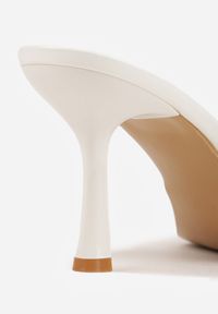 Born2be - Białe Klapki na Szpilce z Odkrytym Noskiem w Szpic Astranate. Kolor: biały. Materiał: jeans, len. Obcas: na szpilce. Styl: elegancki, klasyczny #8