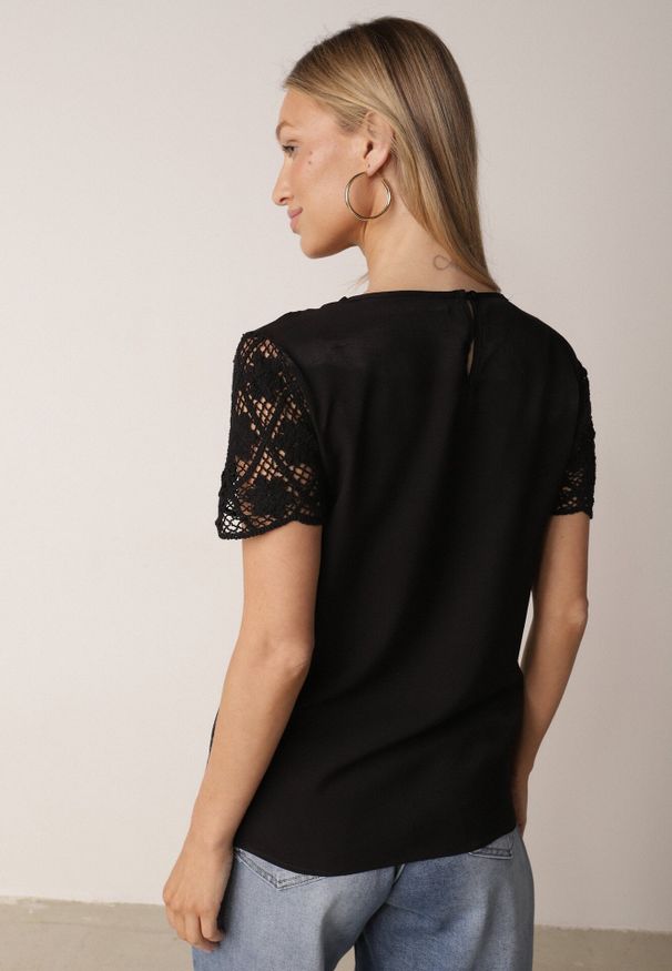 Born2be - Czarna Bluzka Ozdobiona Ażurowymi Rękawkami Kelnila. Okazja: na co dzień, do pracy. Kolor: czarny. Materiał: jeans. Długość rękawa: krótki rękaw. Długość: długie. Wzór: ażurowy, aplikacja. Styl: casual, klasyczny, elegancki