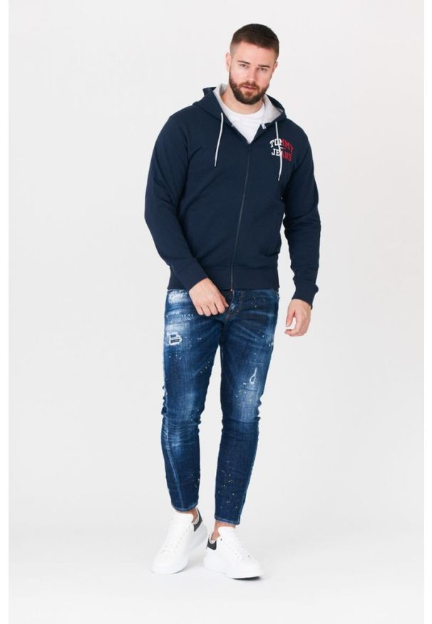 Tommy Jeans - TOMMY JEANS Granatowa bluza męska na zamek z dużym logo, Rozmiar XXL. Typ kołnierza: kaptur. Kolor: niebieski