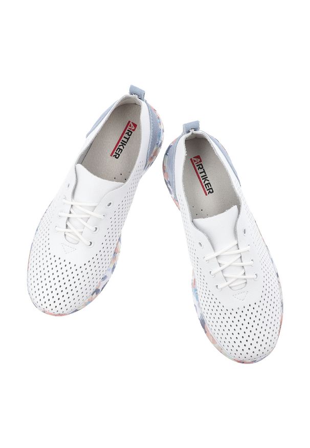 Półbuty damskie Artiker, skóra naturalna perforowana cholewka sznurowanie lekka elastyczna podeszwa z kwiatowym motywem, białe, 58C0586. Okazja: na co dzień. Zapięcie: sznurówki. Kolor: biały. Materiał: skóra. Szerokość cholewki: normalna. Wzór: kwiaty. Sport: turystyka piesza