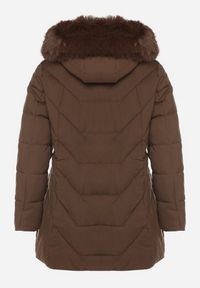 Born2be - Brązowa Pikowana Kurtka Zimowa z Kapturem i Futrem z Możliwością Odpięcia Fedrika. Okazja: na co dzień. Typ kołnierza: kaptur. Kolekcja: plus size. Kolor: brązowy. Materiał: futro. Sezon: zima. Styl: casual #7