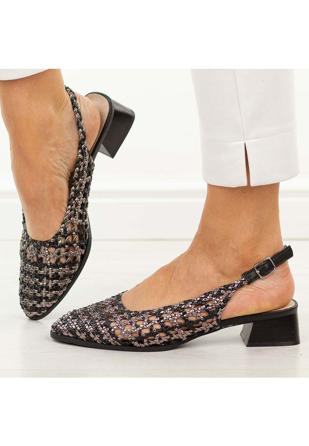 Czarne przewiewne czółenka damskie T.Sokolski 139. Okazja: na co dzień, do pracy. Zapięcie: pasek. Kolor: czarny. Materiał: skóra. Sezon: wiosna, lato. Obcas: na obcasie. Styl: casual, elegancki. Wysokość obcasa: niski