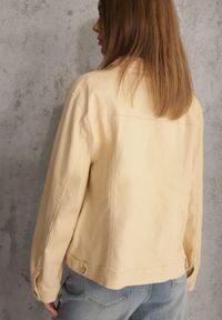 Renee - Jasnożółta Jeansowa Kurtka z Bawełny Perilopei. Okazja: na co dzień. Kolekcja: plus size. Kolor: żółty. Materiał: bawełna, jeans. Styl: casual #3
