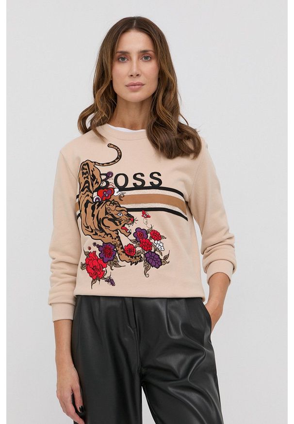 BOSS - Boss Bluza bawełniana damska kolor beżowy z aplikacją. Okazja: na co dzień. Kolor: beżowy. Materiał: bawełna. Długość rękawa: długi rękaw. Długość: długie. Wzór: aplikacja. Styl: casual