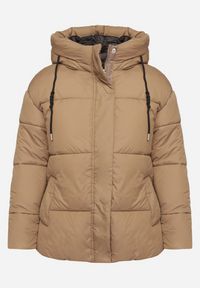 Born2be - Beżowa Pikowana Kurtka Kurtka o Pudełkowym Kroju z Kapturem i Kieszeniami Alissan. Typ kołnierza: kaptur. Kolor: beżowy. Materiał: jeans. Sezon: zima #7