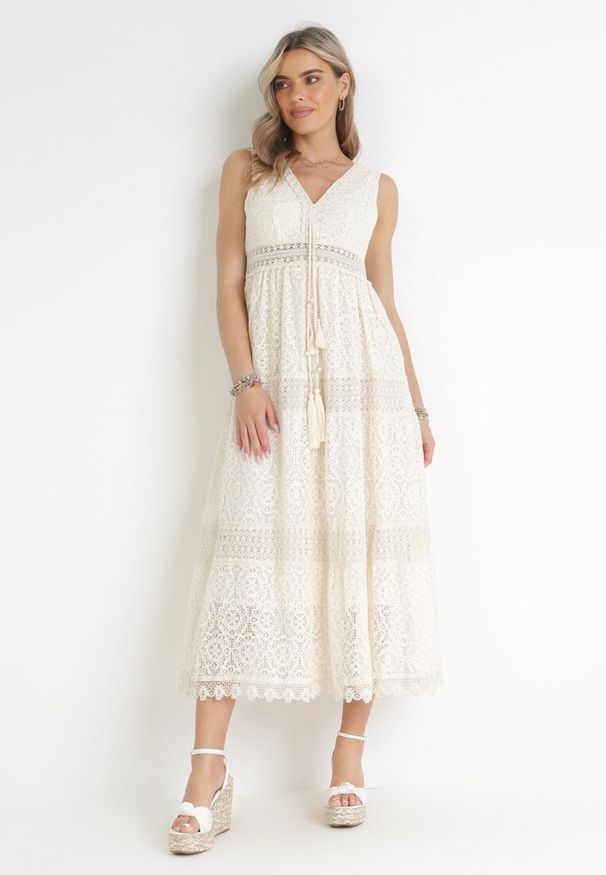 Born2be - Beżowa Koronkowa Sukienka Maxi z Głębokim Dekoltem i Ozdobnym Wiązaniem Nohia. Kolor: beżowy. Materiał: koronka. Długość rękawa: bez rękawów. Wzór: ażurowy. Sezon: wiosna, lato. Długość: maxi