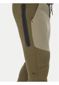 Nike Spodnie dresowe Tech HV0959 Khaki Regular Fit. Kolor: brązowy. Materiał: syntetyk