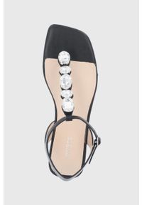 Guess sandały skórzane SEFORA damskie kolor czarny. Zapięcie: klamry. Kolor: czarny. Materiał: skóra. Wzór: gładki. Obcas: na obcasie. Wysokość obcasa: niski #5