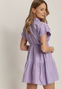 Renee - Liliowa Sukienka Kapholphi. Kolor: fioletowy. Materiał: bawełna. Długość rękawa: krótki rękaw. Typ sukienki: koszulowe. Styl: wakacyjny. Długość: mini #5