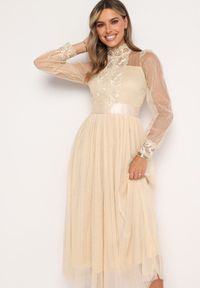 Born2be - Jasnobeżowa Rozkloszowana Sukienka Maxi z Siateczki Ozdobiona Koronką Vireln. Kolor: beżowy. Materiał: koronka. Wzór: koronka, aplikacja. Długość: maxi #2