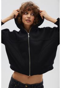 Marsala - Bluza z kapturem zapinana na zamek w kolorze TOTALLY BLACK - DESEO. Typ kołnierza: kaptur. Materiał: jeans, dzianina, bawełna, poliester. Styl: sportowy