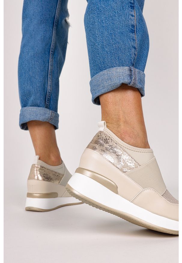 Casu - Złote sneakersy z gumką półbuty na ukrytym koturnie wzór wężowy casu hq218. Kolor: złoty. Obcas: na koturnie
