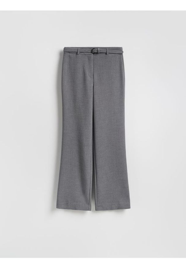 Reserved - Spodnie z paskiem - jasnoszary. Kolor: szary. Materiał: tkanina, wiskoza. Wzór: gładki