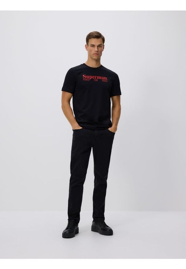 Reserved - Bawełniany t-shirt regular fit SUPERMAN™ - czarny. Kolor: czarny. Materiał: bawełna. Wzór: motyw z bajki