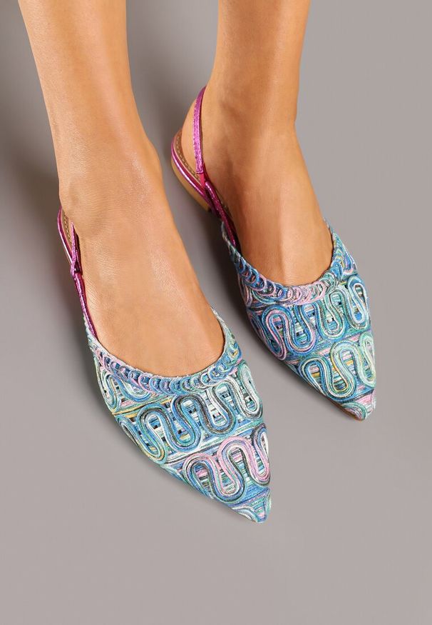 Renee - Niebieskie Sandały Slingback Vices z Metalicznymi Zdobieniami Janavie. Okazja: na co dzień. Zapięcie: sprzączka. Kolor: niebieski. Wzór: aplikacja. Sezon: lato. Obcas: na obcasie. Styl: elegancki, casual. Wysokość obcasa: niski