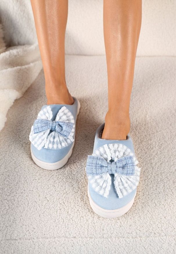 Born2be - Szare Kapcie Vices na Tłoczonej Podeszwie Zdobione Podwójną Kokardą Martinnia. Okazja: na co dzień. Kolor: szary. Materiał: jeans. Wzór: aplikacja. Obcas: na obcasie. Styl: klasyczny, casual. Wysokość obcasa: niski