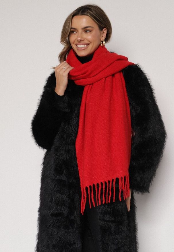 Born2be - Czerwony Klasyczny Szalik Zdobiony Frędzlami Vetilana. Okazja: do pracy. Kolor: czerwony. Materiał: jeans. Wzór: aplikacja. Styl: klasyczny