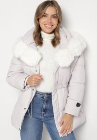 Born2be - Biała Kurtka z Pikowanymi Przeszyciami i Kapturem z Futerkiem Galiadia. Okazja: na spacer, na co dzień. Kolor: biały. Materiał: futro. Styl: casual, klasyczny, sportowy #2