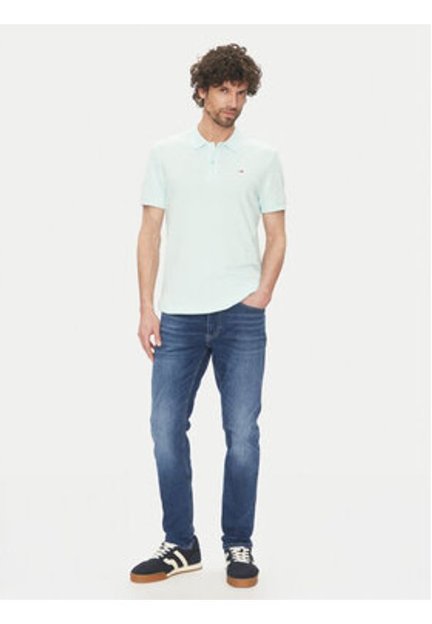 Tommy Jeans Jeansy DM0DM21032 Niebieski Tapered Fit. Kolor: niebieski
