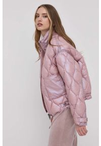 Guess kurtka damska kolor fioletowy zimowa. Kolor: fioletowy. Materiał: tkanina. Wzór: gładki. Sezon: zima