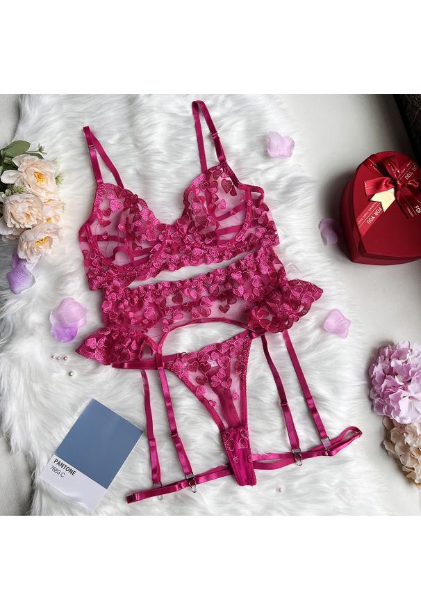 Intica - Komplet bielizny koronkowej ze stringami na specjalne okazje Barbi. Kolor: różowy. Materiał: koronka. Wzór: aplikacja