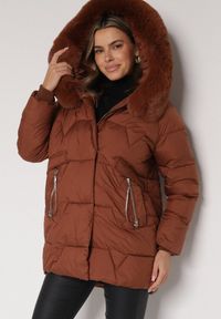 Born2be - Brązowa Pikowana Kurtka o Pudełkowym Kroju z Odpinanym Futerkiem i Ozdobnym Suwakiem Hedilina. Okazja: na co dzień, na spacer. Kolor: brązowy. Materiał: futro. Styl: casual, elegancki #1