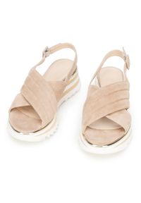 Wittchen - Damskie sandały zamszowe na platformie w paski beżowo-białe. Okazja: na spacer. Nosek buta: okrągły. Zapięcie: pasek. Kolor: biały, wielokolorowy, beżowy. Materiał: zamsz, skóra. Wzór: paski. Sezon: lato. Obcas: na platformie #3