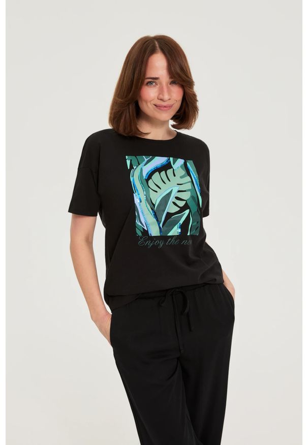 MOODO - T-shirt z nadrukiem czarny. Kolor: czarny. Materiał: bawełna. Wzór: nadruk