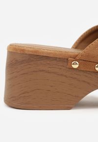 Renee - Jasnobrązowe Klapki Drewniaki o Fasonie Loafersów z Ozdobnymi Nitami Sargita. Okazja: na co dzień. Kolor: brązowy. Materiał: skóra. Wzór: haft. Styl: casual, elegancki #6