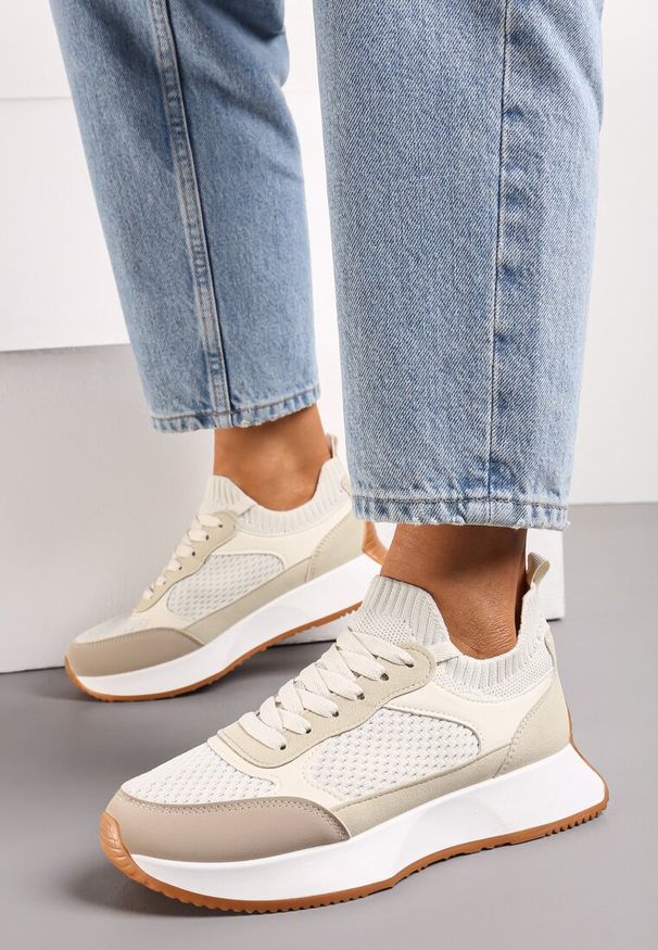 Renee - Beżowe Sneakersy ze Skarpetkową Cholewką i Ozdobnym Sznurowaniem na Grubej Podeszwie Pirtia. Kolor: beżowy. Szerokość cholewki: normalna