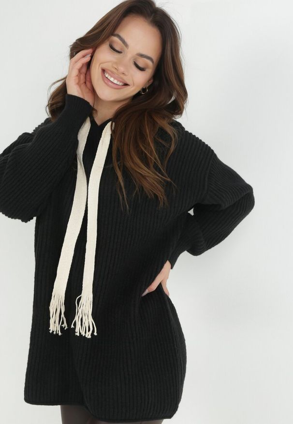 Born2be - Czarny Sweter Oversize z Kapturem Ori. Okazja: na co dzień. Typ kołnierza: kaptur. Kolor: czarny. Materiał: jeans. Długość rękawa: długi rękaw. Długość: długie. Styl: casual, elegancki