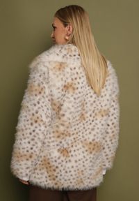 Born2be - Beżowa Kurtka Futerko na Suwak z Szerokim Kołnierzem Plinne. Okazja: na spotkanie biznesowe, do pracy, na co dzień. Typ kołnierza: golf. Kolor: beżowy. Materiał: futro. Styl: elegancki, casual, klasyczny, biznesowy #3