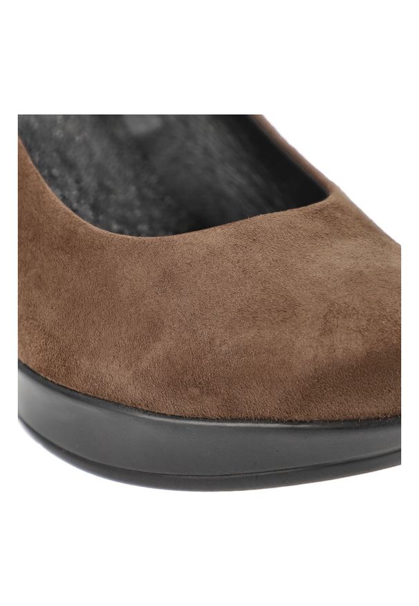 Czółenka damskie Karino, na wysokim stabilnym koturnie eleganckie skórzane wsuwane i wygodne, brązowe, 1224-015-P. Okazja: na co dzień, na spotkanie biznesowe. Zapięcie: bez zapięcia. Kolor: brązowy. Materiał: skóra, welur, tworzywo sztuczne. Obcas: na koturnie. Styl: elegancki