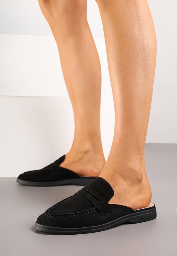 Born2be - Czarne Klapki Typu Mule z Przeszyciami Firavone. Okazja: na co dzień. Kolor: czarny. Materiał: jeans. Sezon: lato. Obcas: na obcasie. Styl: elegancki, casual. Wysokość obcasa: niski
