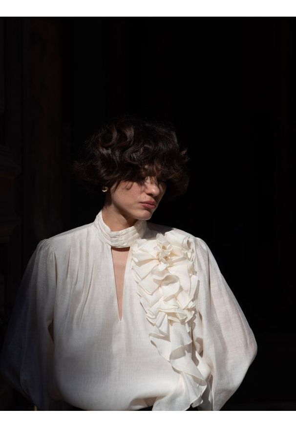 Reserved - Bluzka z aplikacją 3D - złamana biel. Materiał: tkanina. Wzór: aplikacja