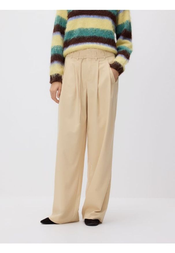 Reserved - Spodnie z paskiem - jasnożółty. Kolor: żółty. Materiał: wiskoza, tkanina