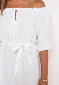 Born2be - Biała Trapezowa Muślinowa Sukienka z Bawełny z Paskiem i Gumką w Talii Vimarinn. Okazja: na co dzień. Typ kołnierza: dekolt hiszpanka. Kolor: biały. Materiał: bawełna. Typ sukienki: trapezowe. Styl: casual #7