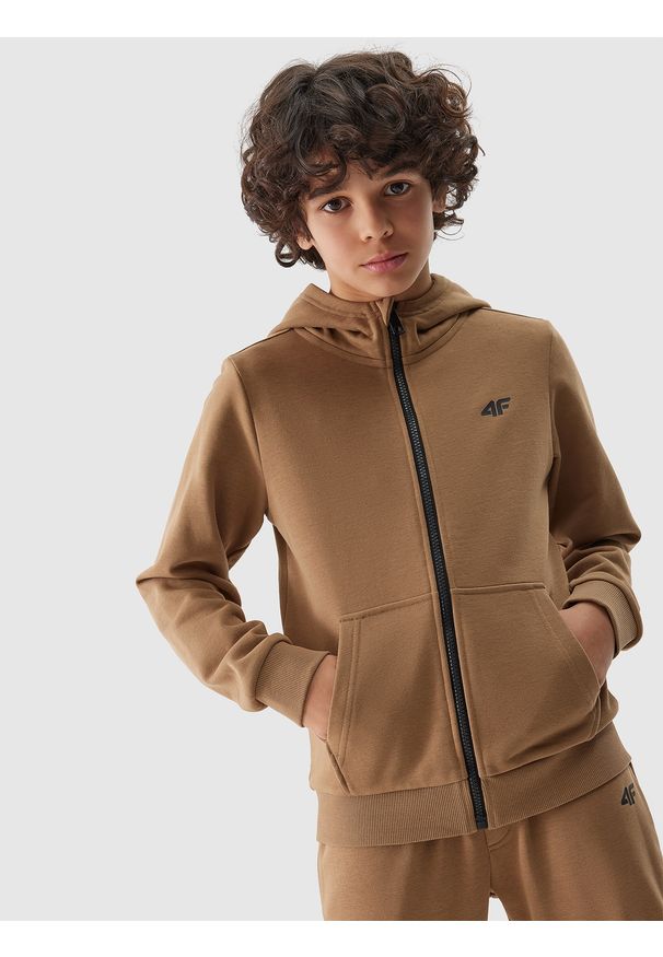 4f - Bluza dresowa rozpinana z kapturem chłopięca - brązowa. Okazja: na co dzień. Typ kołnierza: kaptur. Kolor: beżowy. Materiał: dresówka. Wzór: gładki, ze splotem. Sezon: lato. Styl: sportowy, casual