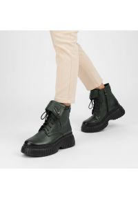 Zielone Botki Armodo Wygodne Obuwie Damskie. Okazja: na co dzień. Kolor: zielony. Materiał: skóra, materiał. Szerokość cholewki: normalna. Styl: casual, elegancki #1