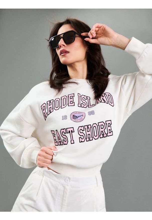 Sinsay - Bluza dresowa z haftowanym napisem - kremowy. Kolor: kremowy. Materiał: dresówka. Wzór: napisy, haft