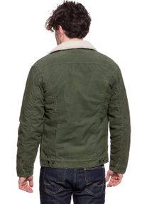 Lee - KURTKA ZIMOWA LEE SHERPA JACKET OLIVE GREEN L87AQM25. Materiał: sztruks, bawełna, materiał, jeans. Wzór: nadruk, jednolity, kolorowy. Sezon: zima. Styl: vintage, klasyczny, elegancki, sportowy